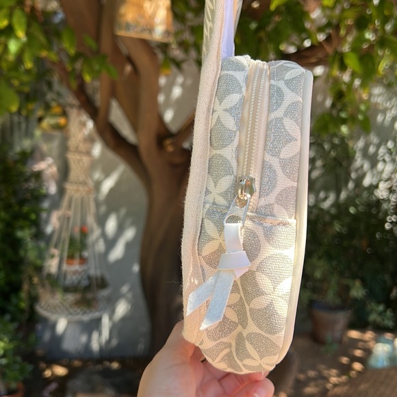 Audrey and Lewis Travel Toiletry Cosmetics Bag with Hook to Hang Silver Sparkles - Picture 5 of 7